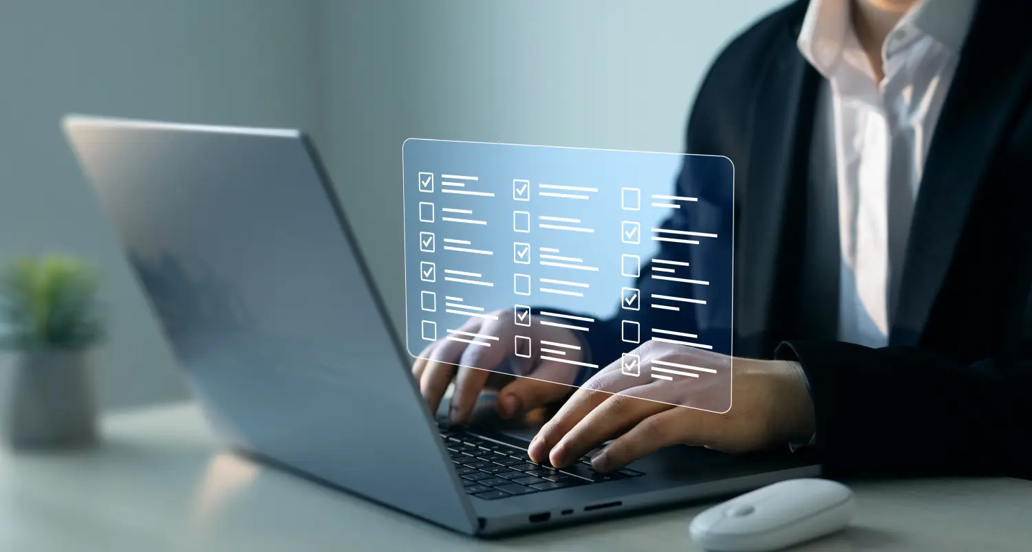 Geschäftsmann am Laptop führt eine Online-Datenchecklistenumfrage durch.