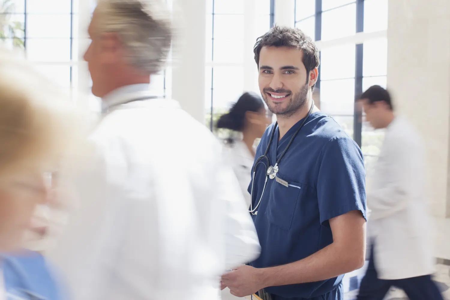Porträt einer lächelnden Krankenschwester im Krankenhaus