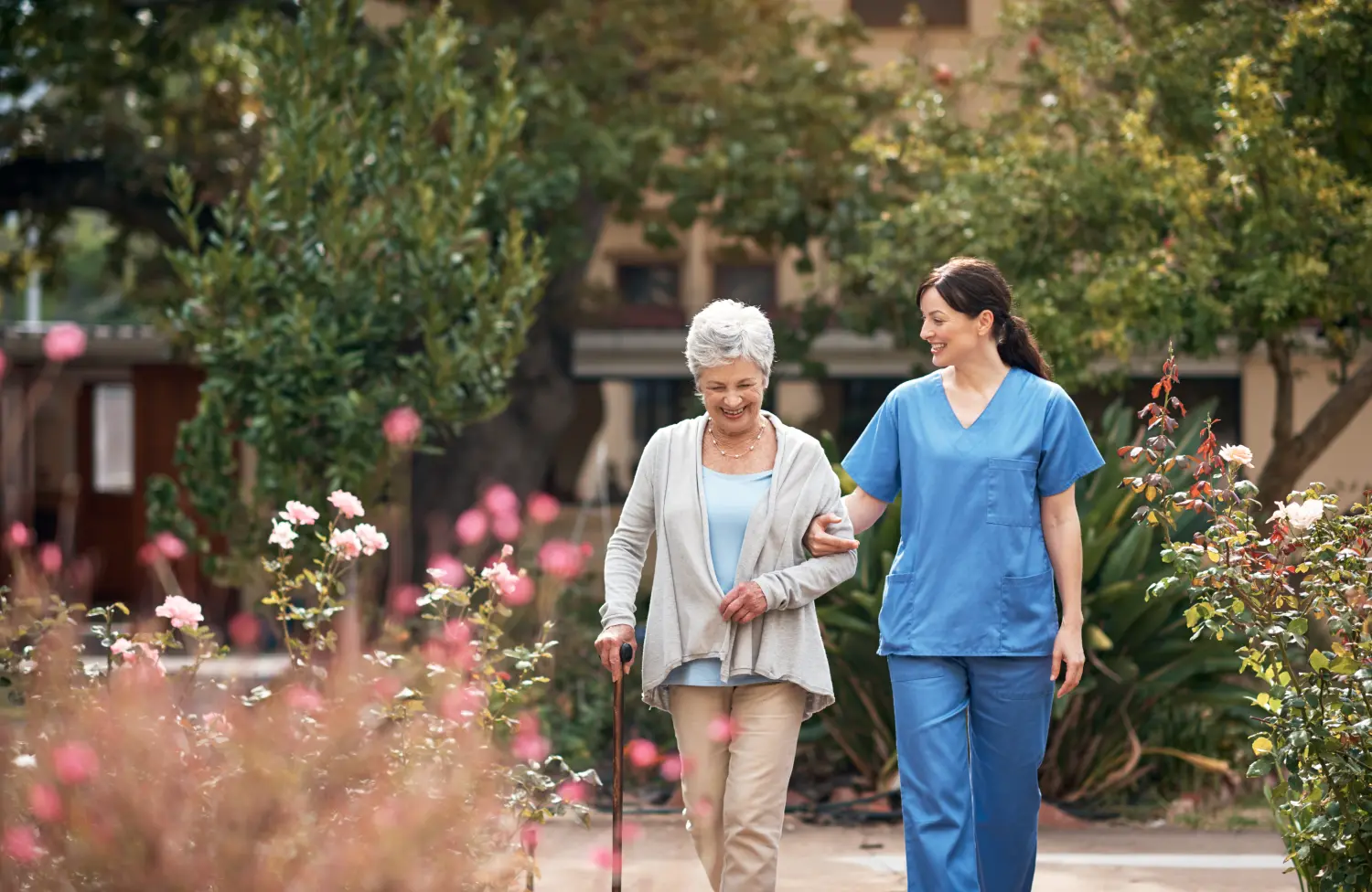 Aufnahme einer Pflegerin und ihres Patienten bei einem Spaziergang im Garten